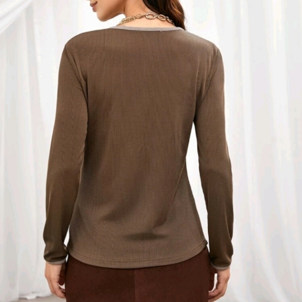 🆕️Contrast V-neck Long Sleeve - Picture 2 of 3